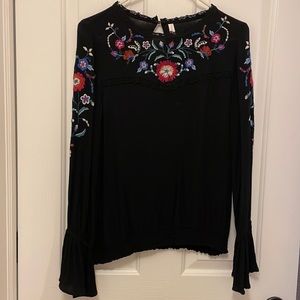 Xhilaration embroidered top sz M